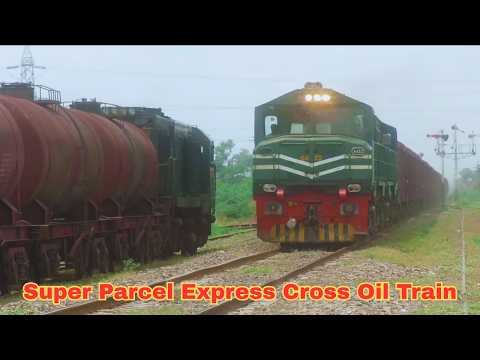 Fastest Super Parcel Express Cross Oil Train Faisalabad Railway Station | Pakistan Railways