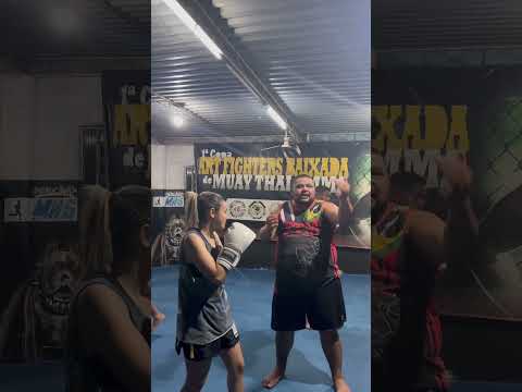 Golpeá e volta a mão alta a guarda