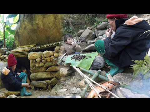 First experience catching snails and eating grilled fish in a small stream in the forest#hoàitâyfarm