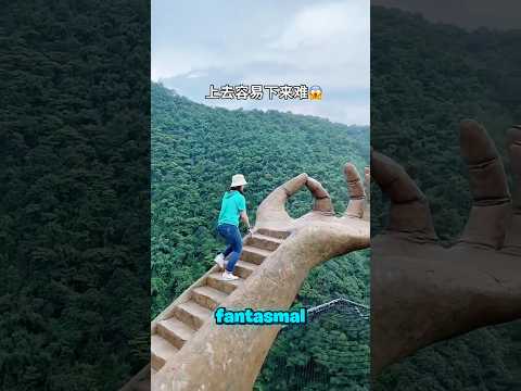 La momia se quedó atrapada en la famosa mano fantasmal. 😱 #shorts