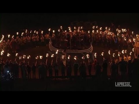 Scozia, sulle Shetland il festival dei vichinghi: migliaia di torce illuminano la notte