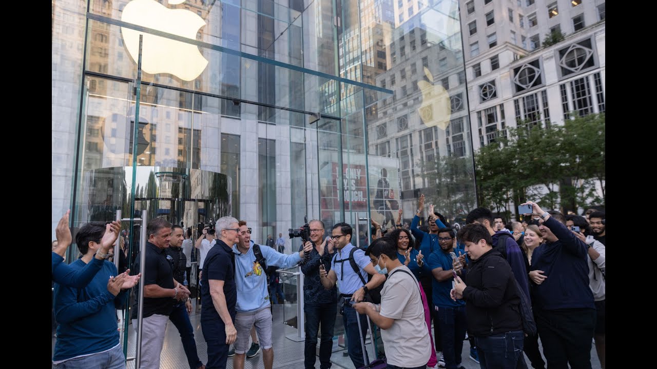 Why Apple Is Counting on Upscale Shoppers