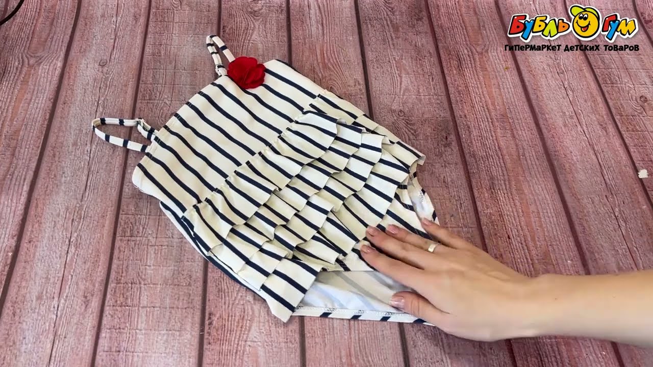 Купальник Lanson Kids слитный с тонкими линиями и красным цветком бело-синий - видео Купальник Lanson Kids слитный с тонкими линиями и красным цветком бело-синий - видео