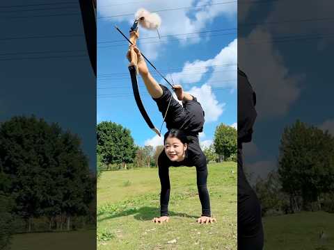 Elle tire à l’arc avec ses pied#IncroyableTalent #Motivation #GirlPower #NeLaSousEstimePas
