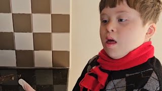 Ajudando o vovô acender o fogão a lenha #sindromededown #pcd #autismo #downsyndrome #fy #shorts #tea
