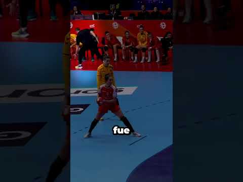 Esta chica <strong>hizo</strong> una salvada increíble gracias a su entrenador 😯 #shorts #balonmano #deportes