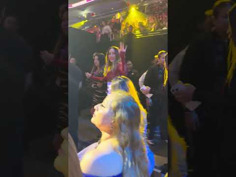 Belinda Bellísima Saluda a Fans en Premio Lo Nuestro