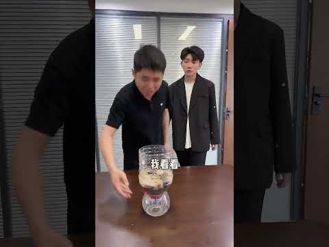 经理：还能这样送礼物？长见识了！ #欢乐办公室 #搞笑办公室 #在不可思议的地方吃火锅