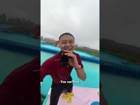 Water Ninja Challenge with a friend#ninja #waterpark #parkour #funny #pov #stunt #sports #challenge