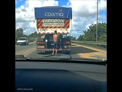 Veja oque esse caminhoneiro fez, todos deveriam fazer