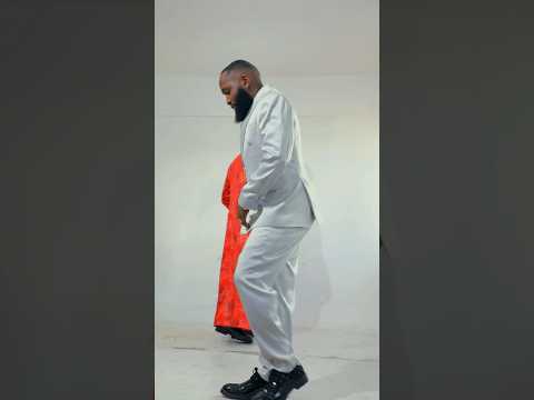 Slow whine on the dance floor 👯🏾‍♂️🕺🏿