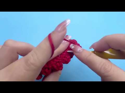 Kim Thoa shows how to knit by hand part 6