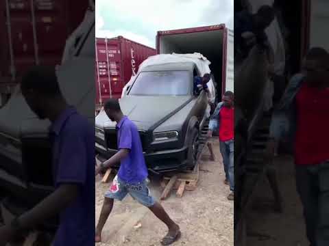 The price of the Rolls-Royce Cullinan and how it's being offloaded off the container doesn't match