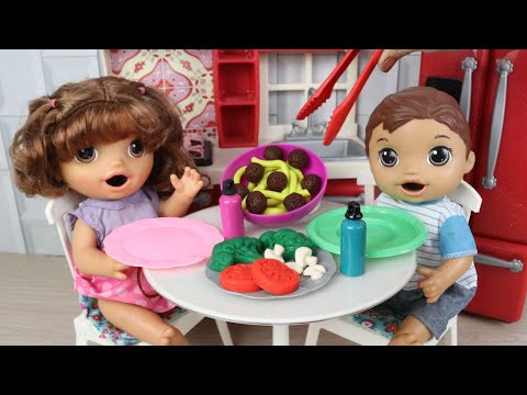 Baby Alive GÊMEOS NA HORA DO ALMOÇO-Preparando e Ensinando a fazer comidinha de boneca de massinha