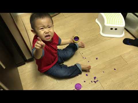 【1歳7ヶ月】プレイドーで遊ぶけど手が汚れるのがきらい / [19mo baby] playing with Play-Doh but hates his hands being messy