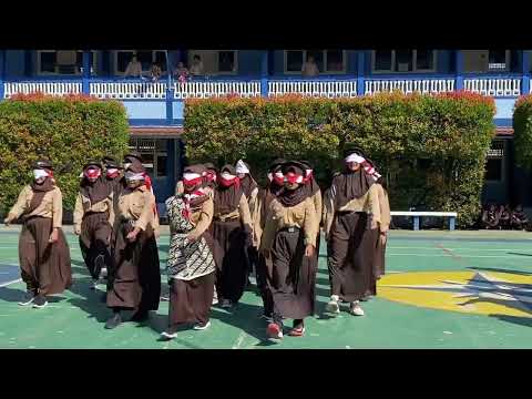 Keseruan Lomba PBB Tutup Mata Di SMPN 1 Cisaga