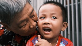 Hình ảnh em nhỏ năm nào trong vòng tay bà cụ, nay lớn lên vẫn lam lũ mưu sinh I Phong Bụi