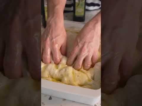 מתכון לפוקאצ'ה קלה להכנה עם שמן הזית של ליב שעושה את כל ההבדל.