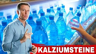 Verursacht das Trinken von Mineralwasser Nierensteine? | Dr. Berg