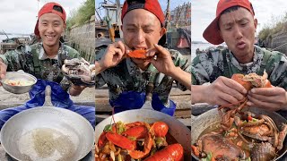 Today, fisherman Dagang cooked lobsters, crabs, mantis shrimps, scallops, conchs, octopuses, prawns.