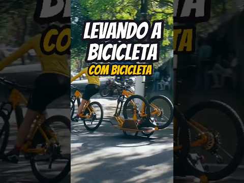 A carretinha de levar bike puxada por outra bike. Pedaleria
