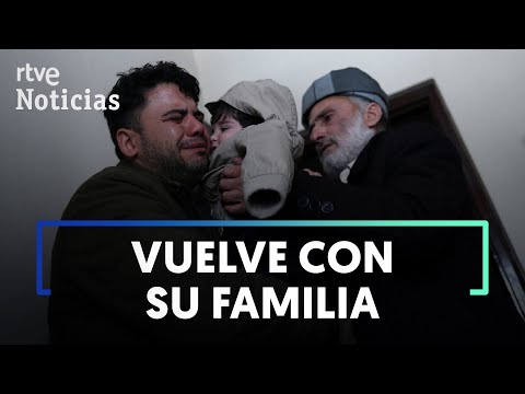 El BEBÉ PERDIDO en la EVACUACIÓN de KABUL se reencuentra con su familia | RTVE Noticias