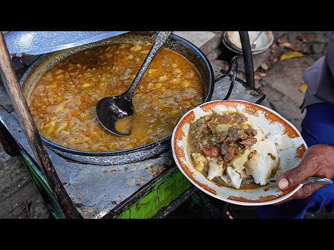 SUDAH PULUHAN TAHUN, MBAH INI JUALAN KELUAR KOTA PAKAI PIKULAN