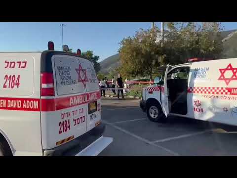 צוותים של מד"א מדווחים על גבר כבן 25, ללא סימני חיים עם פציעות חודרות בגופו וקובעים את מותו
