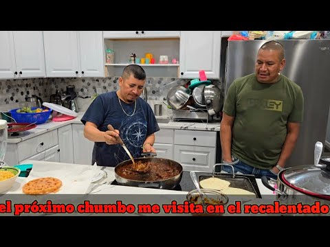 El primo Chumbo biene al recalentado un rico plato de mole a el Estilo @Alejandrayfamilia 😋