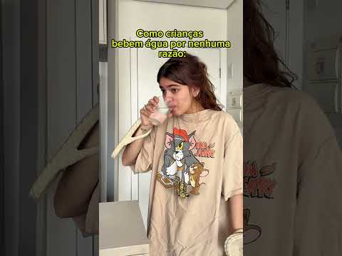Como crianças bebem água por nenhuma razão: