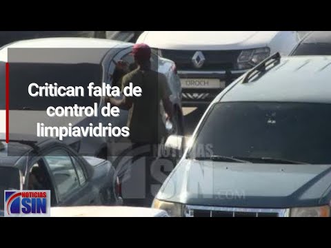 Critican falta de control de limpiavidrios