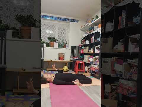 Nằm thư giãn kết hợp giãn cơ đùi