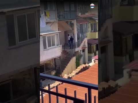 #Napoli, durante un #furto #ladri minacciano i cittadini che li riprendono