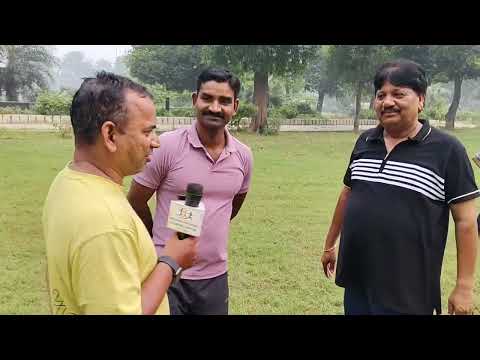 धर्मेन्द्र कल्याण से निःशुल्क पुलिस आर्मी फिजिकल ट्रेनिंग की जानकारी लेते हुए इंजीनियर लोकेश कुमार 