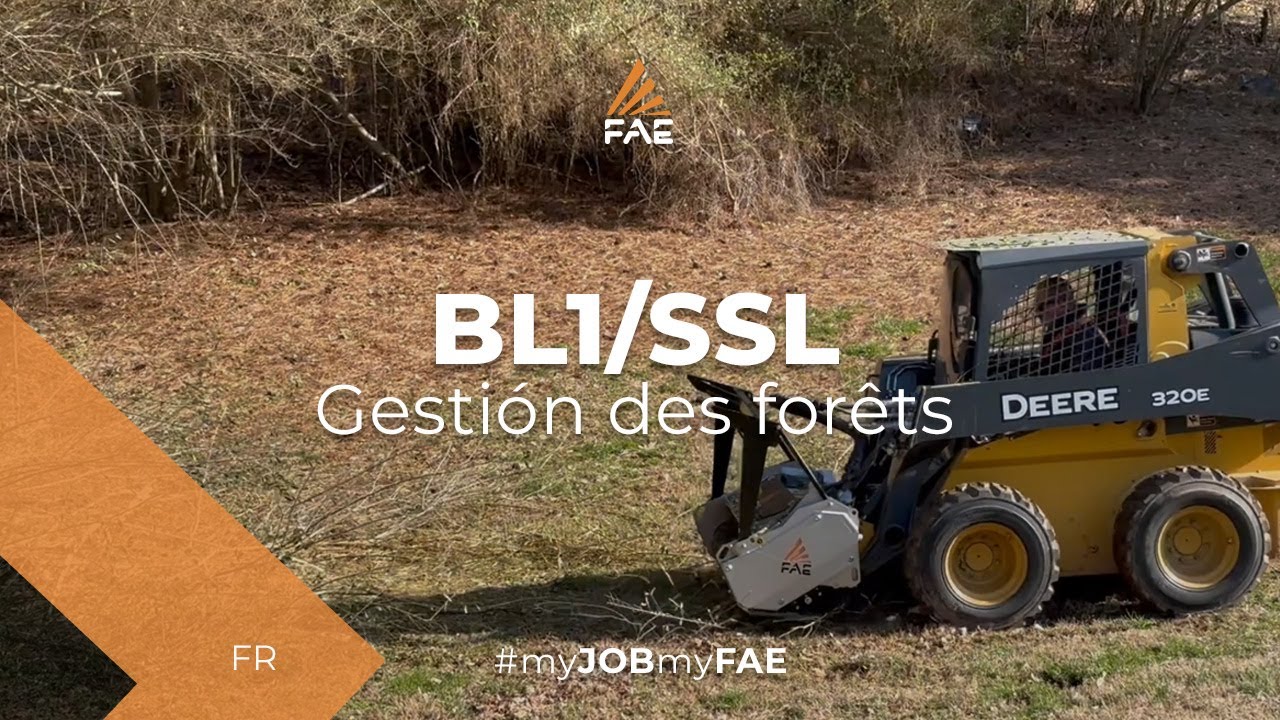 Le broyeur forestier FAE avec technologie Bite Limiter avec un chargeuse compacte John Deere