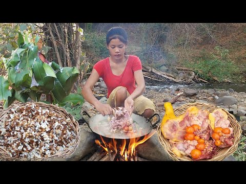 Unique Wild Recipe you may like, Cooking Chicken with red ant for jungle yummy