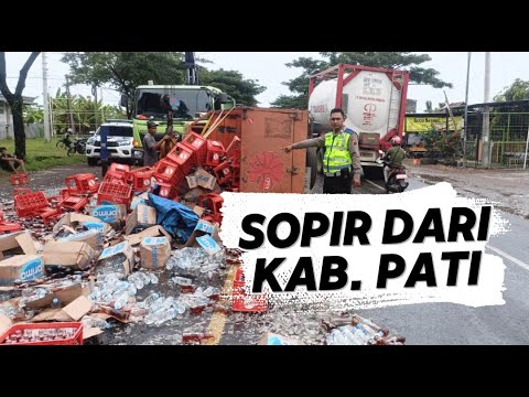 BAN MELETUS, RATUSAN TEH BOTOL SOSRO TUMPAH KE JALUR PANTURA REMBANG