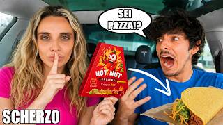 NASCONDE PER 1 SETTIMANA PICCANTE nel MIO CIBO! -SCHERZO!