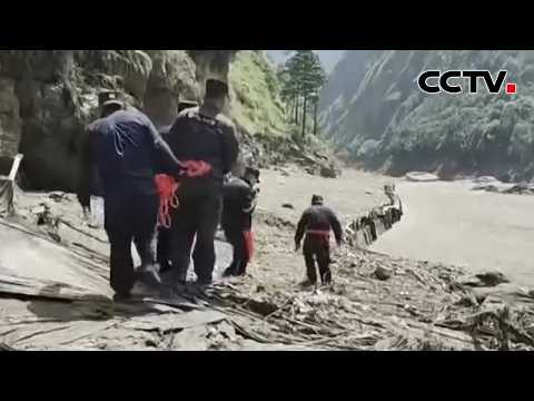 西藏吉隆县泥石流灾害抢险救援 新闻特写：8名民警的山间救援记忆 | CCTV中文《新闻直播间》