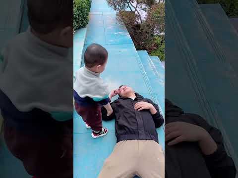 父子俩真是一个比一个有办法,万万没想到!#cute #baby #funny #comedy