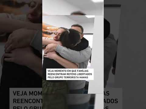 Veja momento em que famílias reencontram reféns libertados pelo grupo terrorista Hamas #shorts