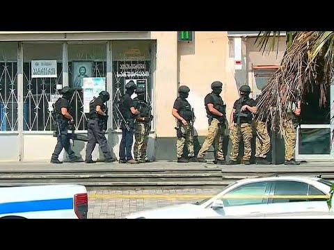 فيديو: الشرطة الجورجية تحرر 14 رهينة احتجزهم مسلح داخل مصرف مطالبا بمليوني دولار