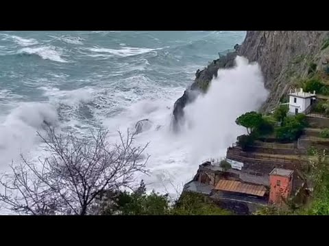 L’eccezionale mareggiata che ha travolto le Cinque Terre e colpito i centri abitati