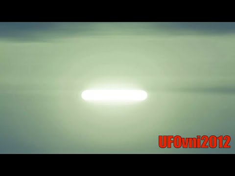 Vidéo : un OVNI lumineux en forme de cigare survole au-dessus de Perth, Australie