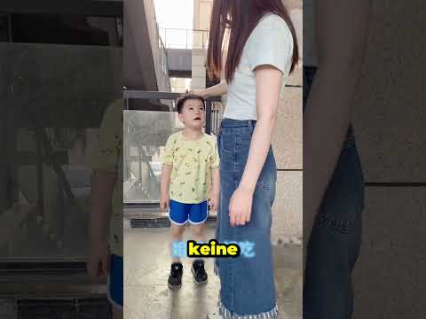 Roboter schikaniert kleinen Jungen!!