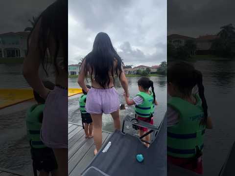 KIM CON LOS NIÑOS EN EL MAR | #kimberlyloaiza #jukilop #shortsvideo #history #viral