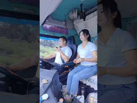 为了生活一直努力奔跑着，每天重复着同样的工作，你不言，我不语，你懂我的辛苦，我懂你的不易！#卡车夫妻 #automobile #新手司機 #truckdriver #敏敏三轮自驾游 #driver