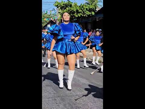 Desfile con las hermosas chicas bailarinas cachiporristas salvadoreñas.