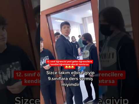 Lise öğrencisi takım elbise giyip okula yeni başlayan bir sınıfla öğretmencilik oynuyor #öğretmen