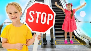 Avventura nel centro commerciale con scala mobile: i bambini imparano le regole di sicurezza